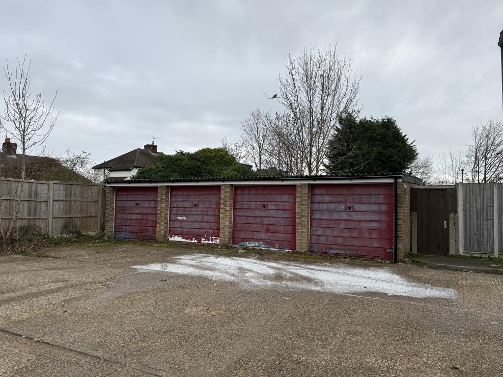 Lot: 27 - ELEVEN GARAGES WITH COURTYARD IN RESIDENTIAL AREA - Four of eleven garages